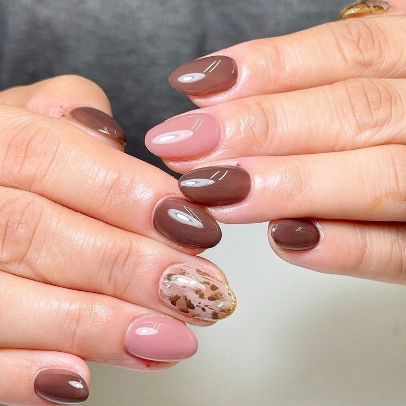 nail salon a.n.cのブラウンとピンクにべっ甲風アートを合わせたネイル