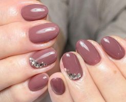 盛岡市のnail salon a.n.cで仕上げたモーブカラーにストーンを添えた上品なネイル