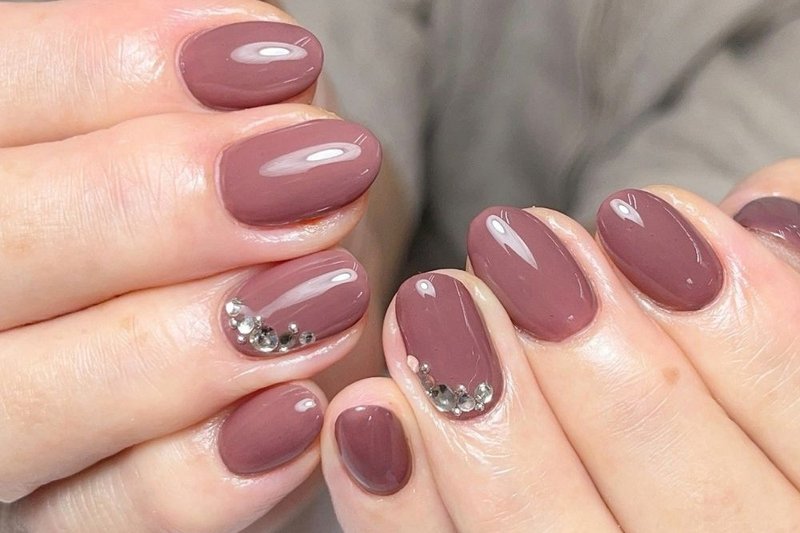 盛岡市のnail salon a.n.cで仕上げたモーブカラーにストーンを添えた上品なネイル