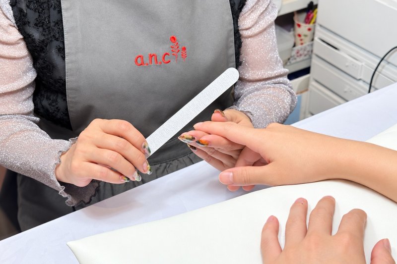 nail salon a.n.cで電動マシンを使わず手作業で爪の形を整える様子