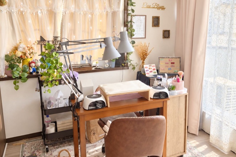 Care Bloomの植物と木の家具に囲まれた完全個室の施術スペース